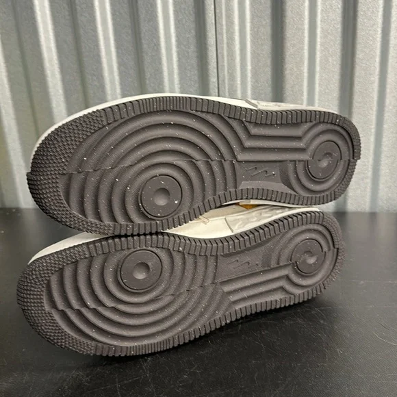 Nike Women's Beige and Orange Sneakers - Picture 10 of 10